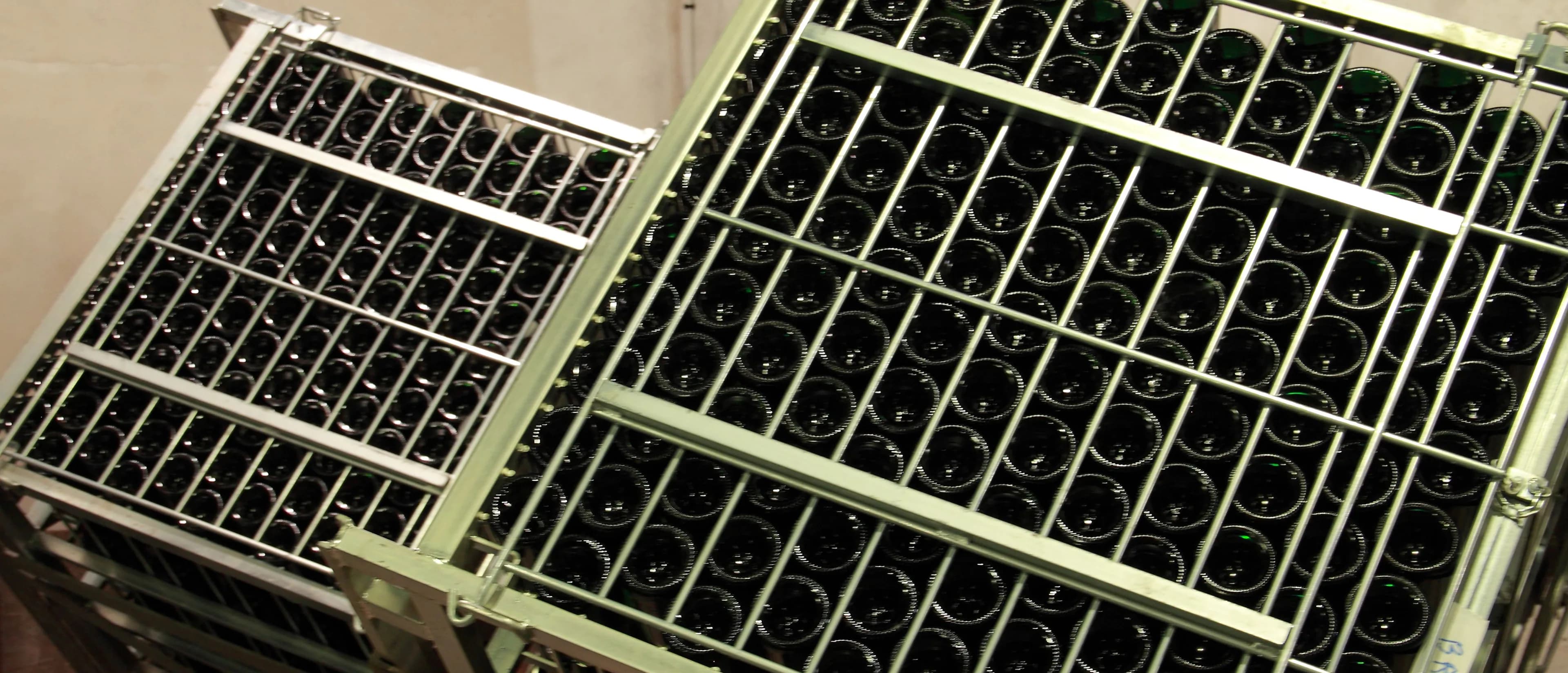 Casiers de bouteilles de champagne en cave