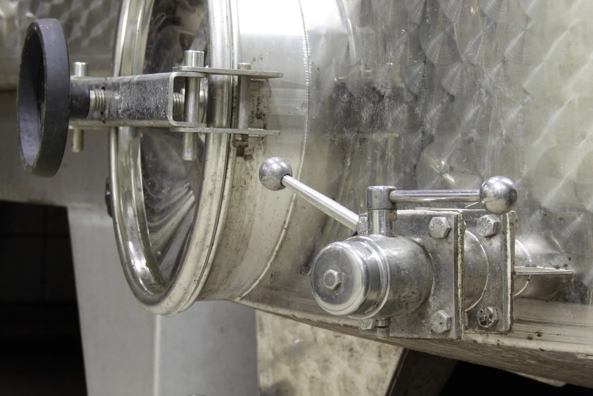 Détail d'une cuve de vinification en inox
